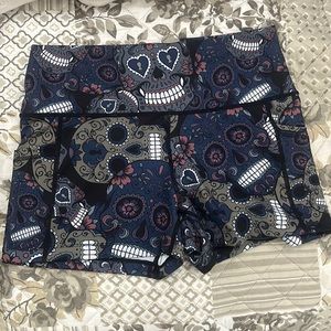 Women’s constantly varied gear shorts *midnight sugar skulls*